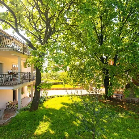 Double Oak Apartment